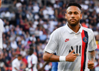Video: Neymar scores acrobatic injury-time winner on return to PSG