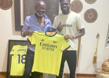 Partey presents jersey to Gabby Otchere Darko