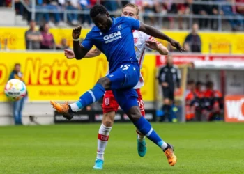 “He always wants to dismantle his opponent”- Karlsruher manager praises Ghanaian defender Stephan Ambrosius