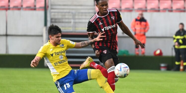 Na snímke vpravo hráè Trnavy Kelvin Boateng a hráè Michaloviec Alejandro Garcia poèas zápasu osemfinále  Slovnaft Cupu medzi FC Spartak Trnava - MFK Zemplín Michalovce v utorok 8. novembra 2022 v Trnave. FOTO TASR - Luká Grinaj