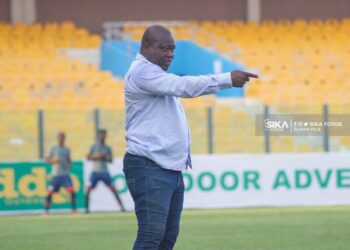 Aduana Stars fans pour urine on Karela United coach Shaibu Tanko in Dormaa