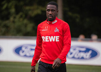 Bundesliga side FC Köln offer Ghanaian defender Kingsley Schindler a new contract