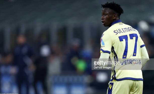 MILAN, ITALY - JANUARY 14: Ibrahim Sulemana of Hellas Verona FC looks on during the Serie A match between FC Internazionale and Hellas Verona at Stadio Giuseppe Meazza on January 14, 2023 in Milan, Italy. (Photo by sportinfoto/DeFodi Images via Getty Images)