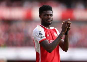 “Extend his contract” – Arsenal fans make U-turn on Thomas Partey after Masterclass performance against Barcelona