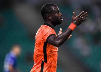 Video: Ghanaian winger Frank Acheampong suffers racist abuse by opposing player in China, reacts strongly