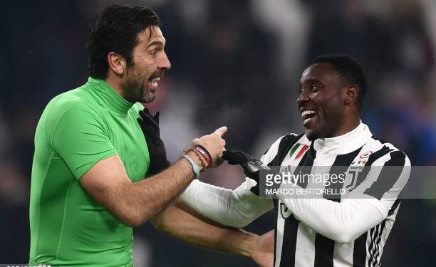 TOPSHOT - Juventus' midfielder Kwadwo Asamoah from Ghana (R) chats with Juventus' goalkeeper Gianluigi Buffon during the Italian Tim Cup football match between Juventus and Atalanta at the 'Allianz Stadium' in Turin on February 28, 2018. / AFP PHOTO / MARCO BERTORELLO (Photo credit should read MARCO BERTORELLO/AFP via Getty Images)