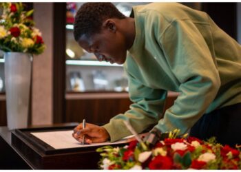 Ghanaian midfielder Kobbie Mainoo pays tribute to Manchester United legend Sir Bobby Charlton