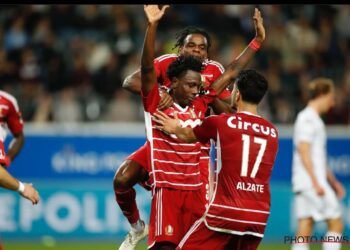 Ghanaian forward Kamal Sowah applauds teammates and Fans after Standard Liège’s win at OH Leuven