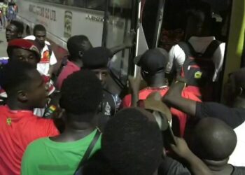 VIDEO: Asante Kotoko fans boo coach Prosper Ogum, players after Accra Lions defeat