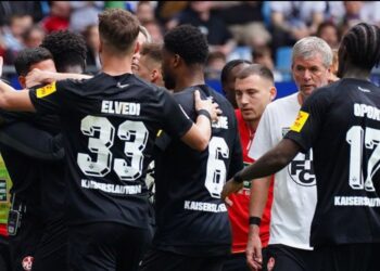 Ghanaian forward Ragnar Ache scores for Kaiserslautern at Hamburg