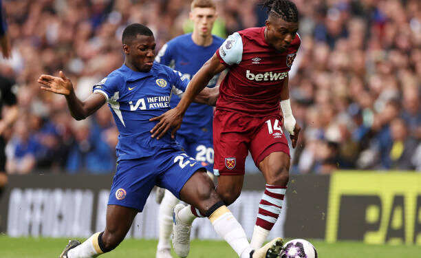 LONDON, ENGLAND - MAY 05: Mohammed Kudus of West Ham United is challenged by Moises Caicedo of Chelsea during the Premier League match between Chelsea FC and West Ham United at Stamford Bridge on May 05, 2024 in London, England. (Photo by Ryan Pierse/Getty Images)