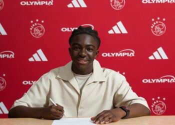 Ghanaian teenager Levi Acheampong signs first professional contract with Ajax