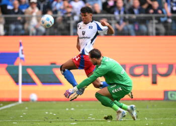 Ransford Yeboah Königsdörffer scores for Hamburg in Jahn Regensburg