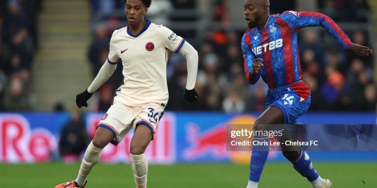 LONDON, ENGLAND - JANUARY 04: Josh-Kofi Acheampong of Chelsea runs with the ball whilst under pressure from Jean-Philippe Mateta of Crystal Palace during the Premier League match between Crystal Palace FC and Chelsea FC at Selhurst Park on January 04, 2025 in London, England. (Photo by Chris Lee - Chelsea FC/Chelsea FC via Getty Images)