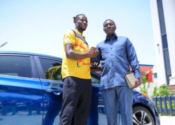 Business mogul Alhaji Seidu Agongo gifts car to Hearts goalkeeper Benjamin Asare after viral trotting video