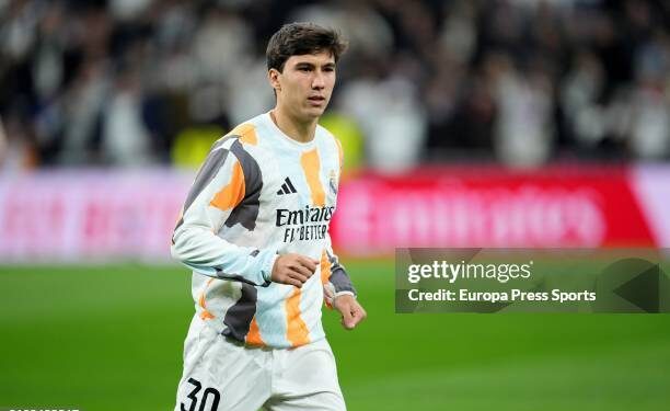 MADRID, SPAIN - FEBRUARY 08: Gonzalo Garcia Torres of Real Madrid warms up during the Spanish League, LaLiga EA Sports, football match played between Real Madrid and Atletico de Madrid at Santiago Bernabeu stadium on February 8, 2025, in Madrid, Spain. (Photo By Oscar J. Barroso/Europa Press via Getty Images)